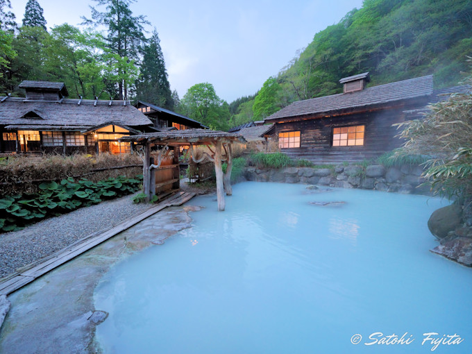 足元湧出の混浴露天風呂。“これぞ秘湯!”とでも言いたくなる完璧な風情&泉質です。