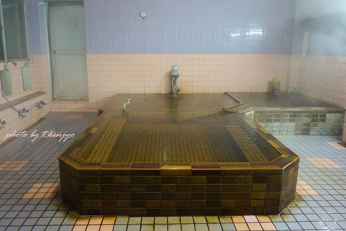 甲府盆地ではよく見られるモール泉が、惜しげも無くドバドバとかけ流されています。
