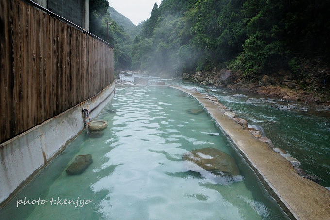 源泉露天風呂は関西地方屈指の山絶景温泉のひとつ