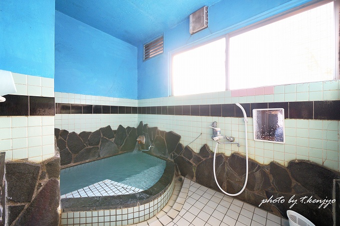 5番の部屋の浴室。シャワーも温泉使用