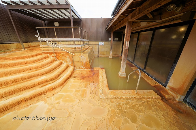 川の駅船小屋 恋ぼたる(福岡県筑後市)。湯船周辺が温泉成分の析出物で覆われています。