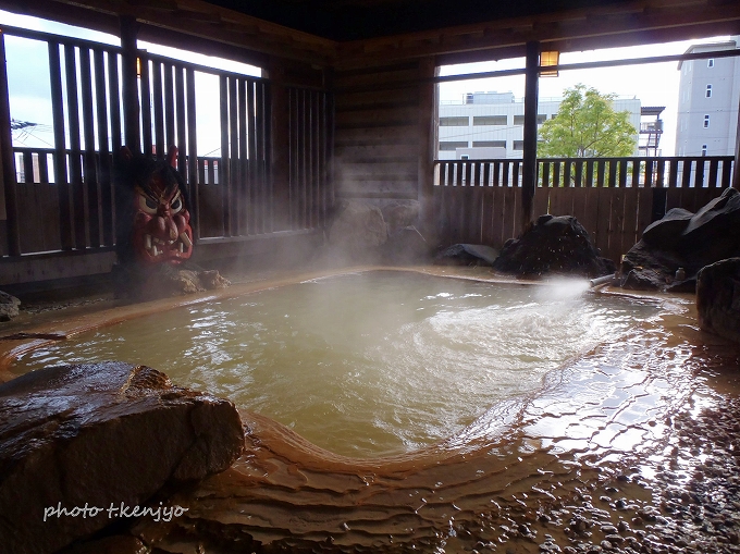 「元湯 雄山閣」の男性露天風呂。爆発的に温泉が噴き出す湯口に注目