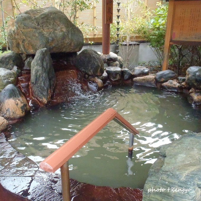 男性露天風呂の源泉かけ流し浴槽。ウグイス色のにごり湯です。