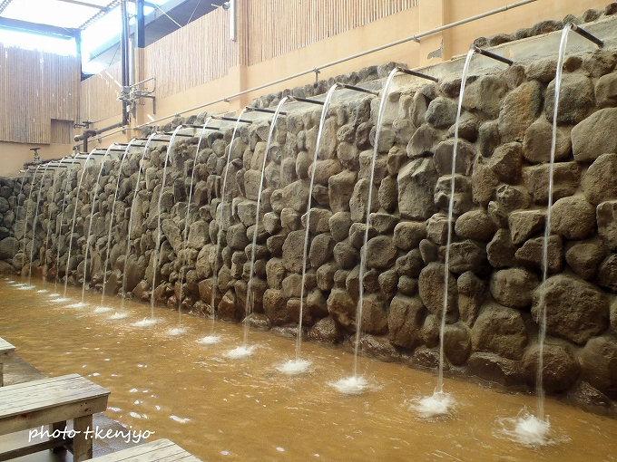 ひょうたん温泉名物の19本の瀧湯(男湯)
