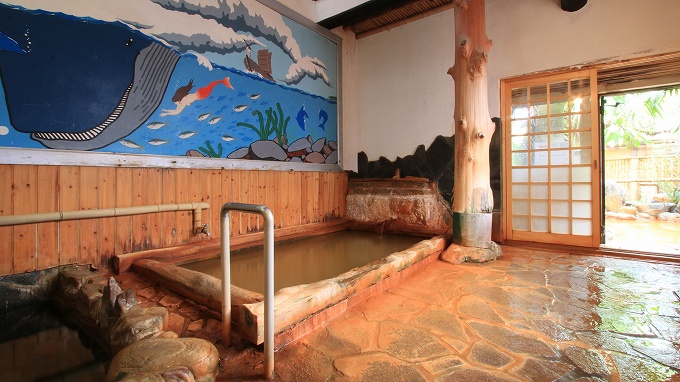 女性用の内湯。塩分と鉄分を多量に含んだ濃厚湯