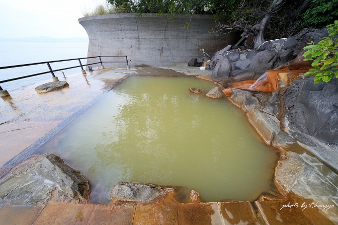 桜島シーサイドホテル(鹿児島県鹿児島市)の混浴露天風呂。順光で撮影し、にごり湯の色合いを克明に表現しました。