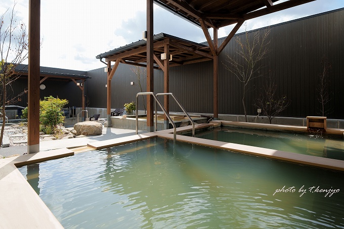 水巻天然温泉 いちょうの湯(福岡県水巻町)の露天風呂。半逆光で撮影。程良い陰影が残っています。