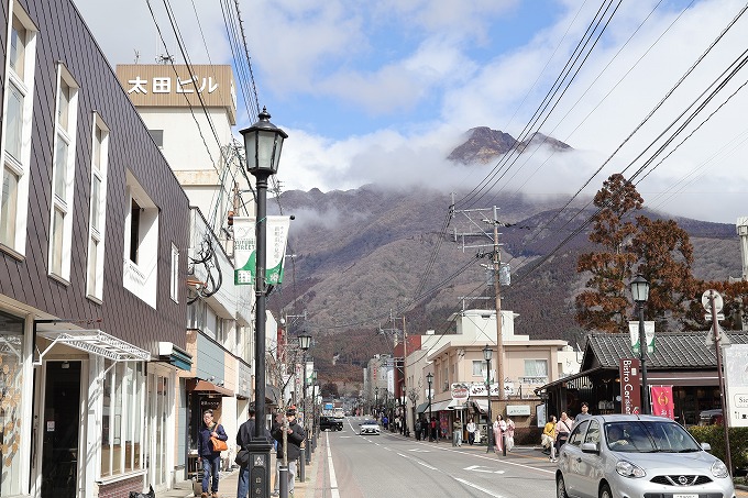 由布院駅前からの由布岳