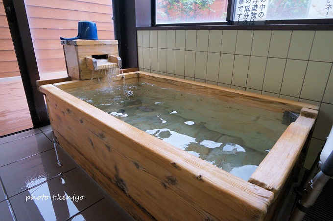 ぬる湯の小浴槽