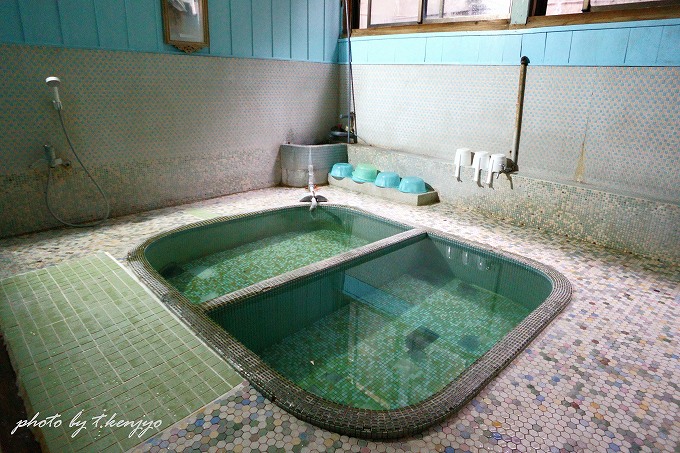 「共同湯」の浴室。シンプルイズベストといった佇まい。