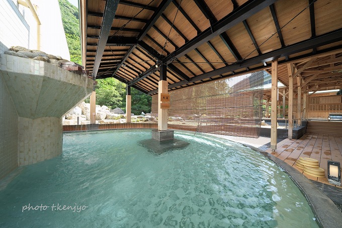 大露天風呂「翠明の湯」では、趣向を凝らした露天風呂が点在