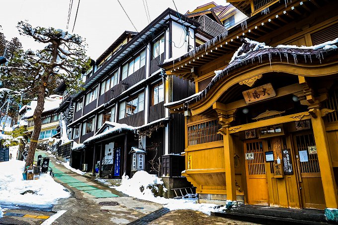 上画像右の建物が大湯。温泉街の中心部に立つ共同浴場です。