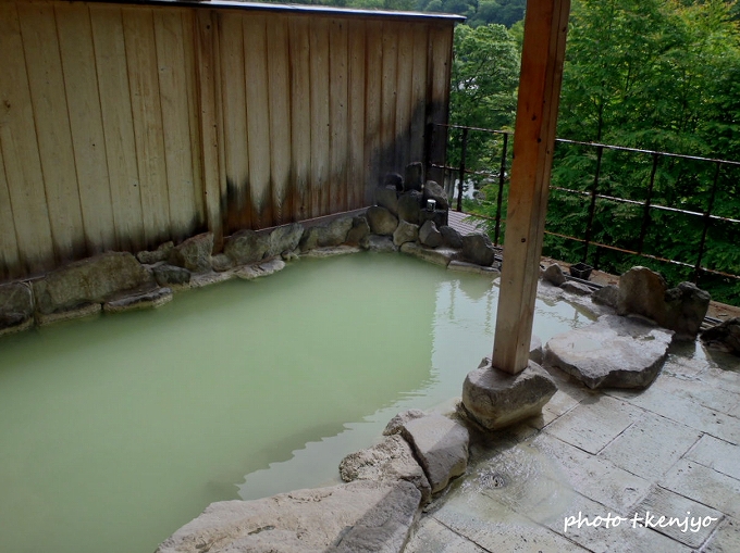 大出館の濃厚硫黄泉の混浴露天風呂