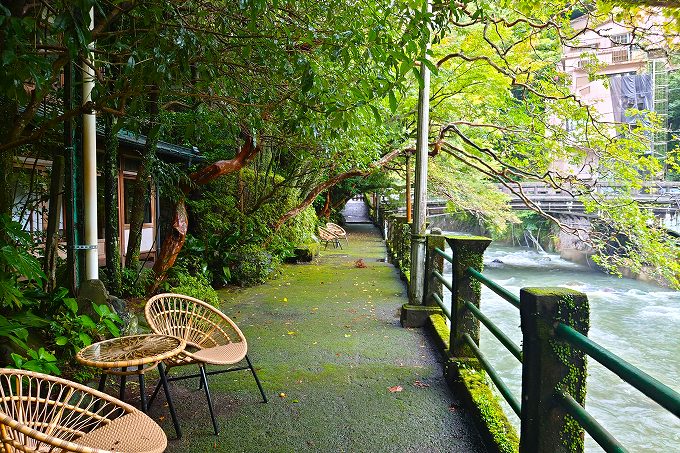元湯 環翠楼の川沿いの庭園