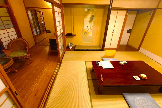「もみじ」の居間と広縁