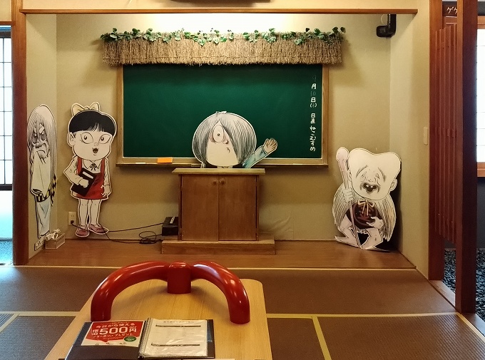 お化けの学校編の教壇