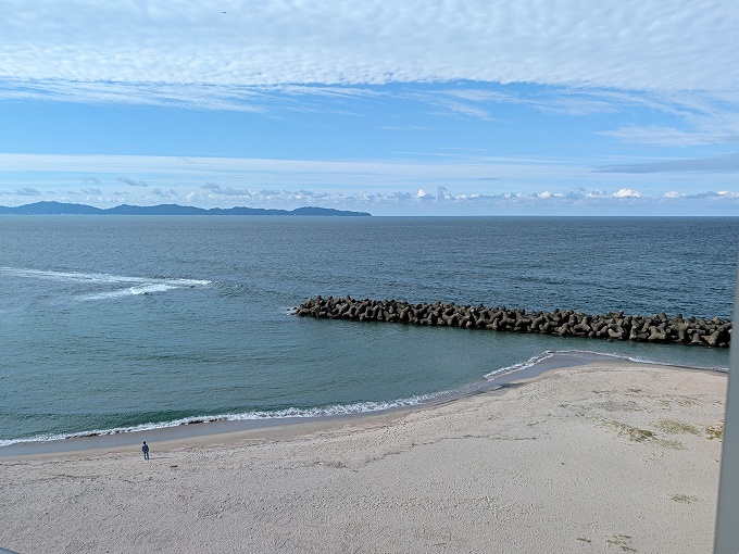 窓から見下ろす皆生海岸
