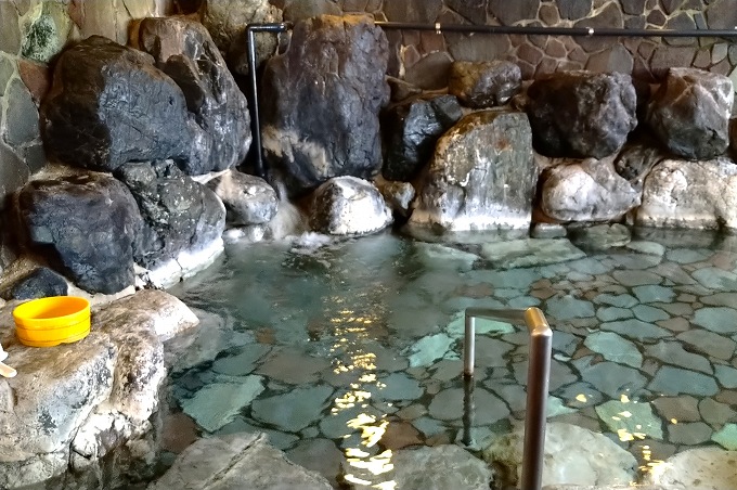 恵比寿の湯の岩風呂
