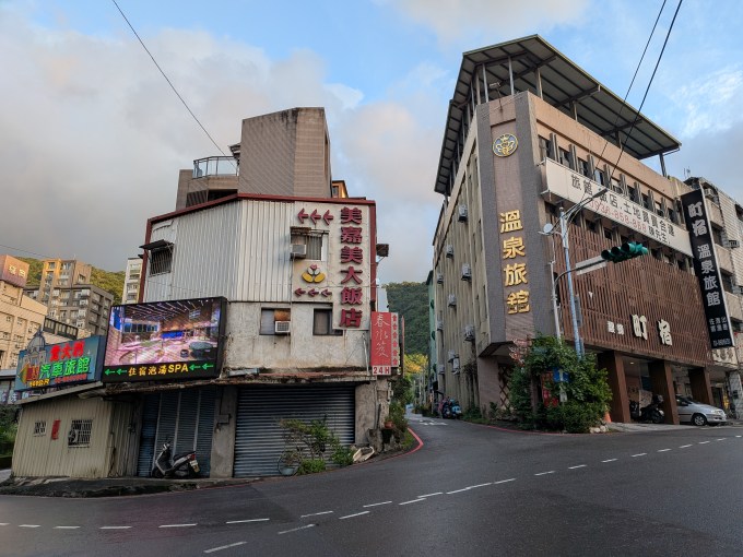 街を歩けば、あちらこちらに温泉旅館。礁渓ならではの温泉街の風景です。