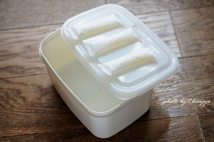 プラスチックパック。蓋の上に載っているのが乾燥剤