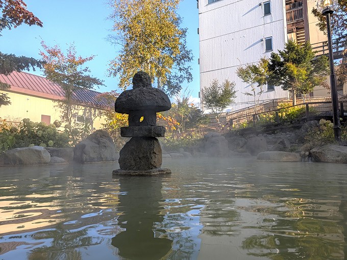 混浴露天風呂の石灯篭