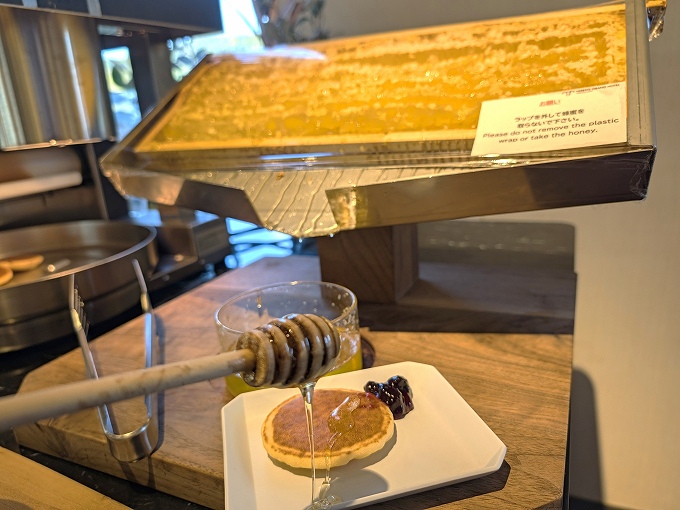 巣蜜とホットケーキ